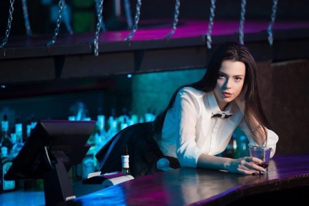 Барменша в клубе