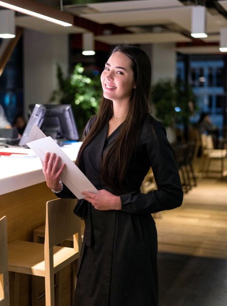 Девушки хостес