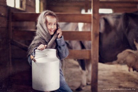 Корова с бидоном