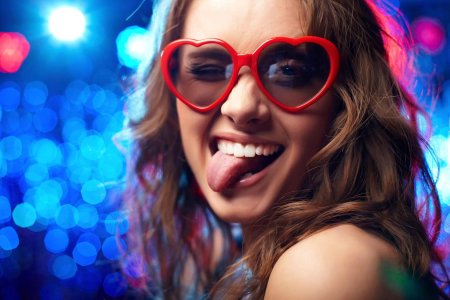 Девушка смеется