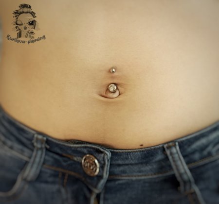Пирсинг пупка на выпуклом пупке