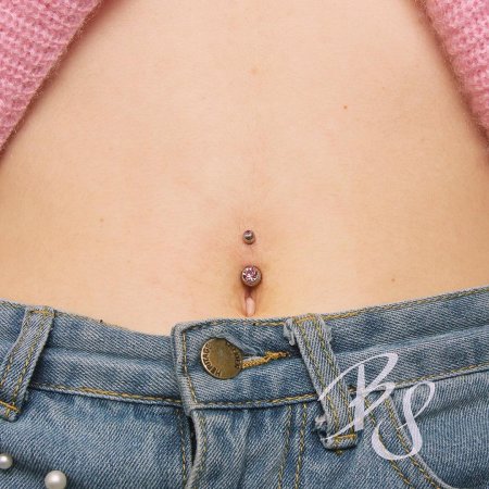 Проколотый выпуклый пупок