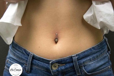 Девушка с пирсингом в пупке