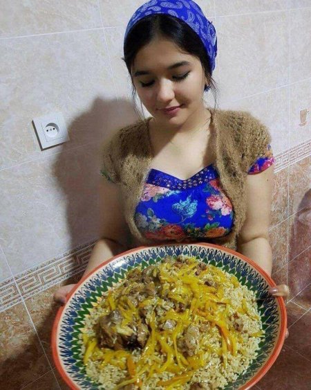 Девушка с пловом