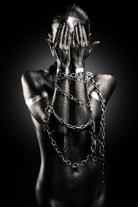 Девушки закованные в цепи