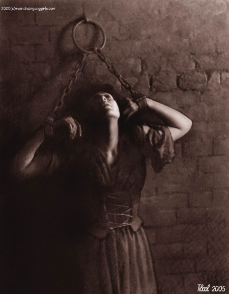 Человек прикованный к стене