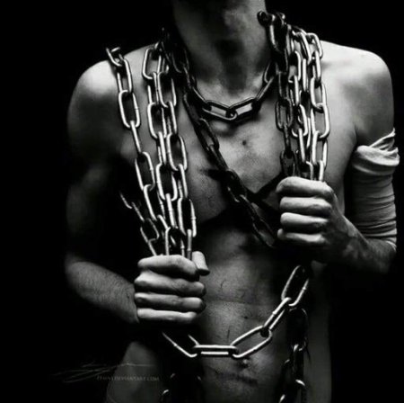 Парень в цепях
