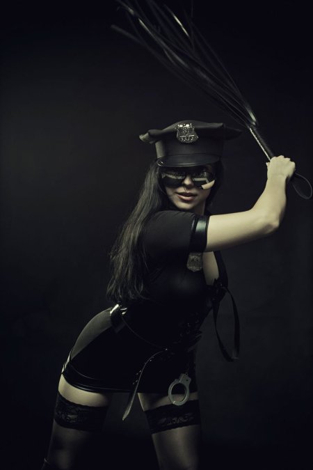 Девушка с кнутом