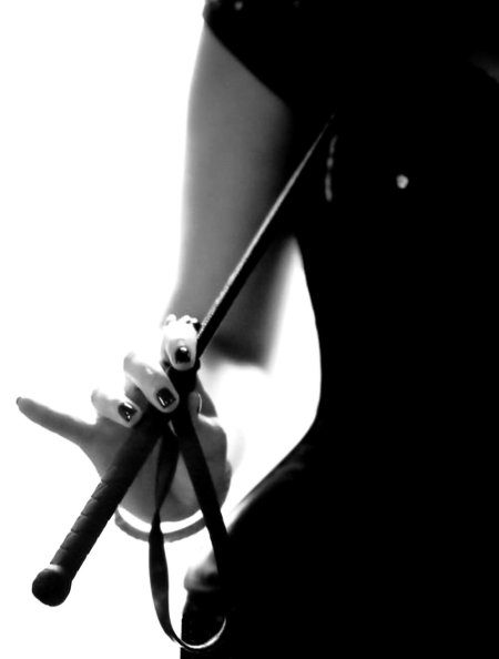 Девушка с плетью