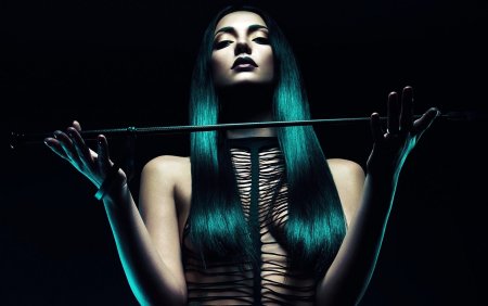 Девушка со стеком