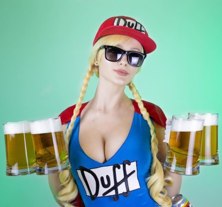 Красотка с пивом