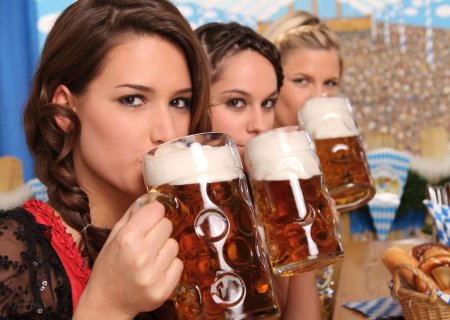 Красивые девушки с пивом