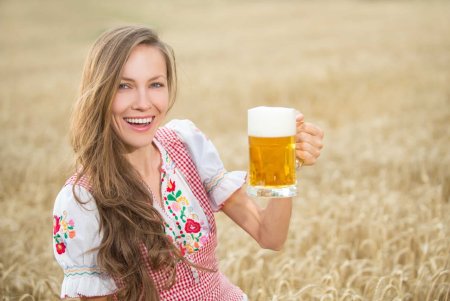 Блондинка с пивом