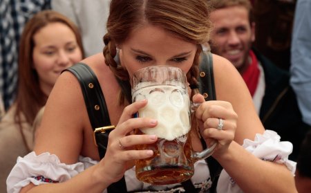 Красивые девушки с пивом