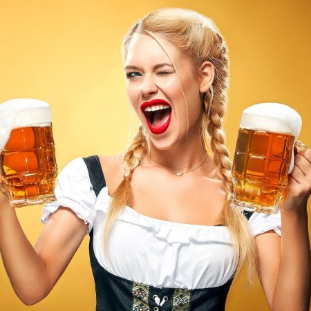 Девушка с пивом в баре