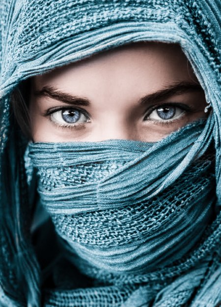 Восточная девушка в платке