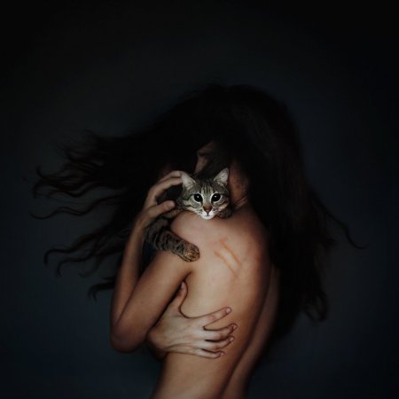 Брюнетка с кошкой