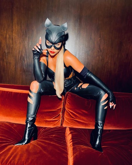 Холли Берри в костюме кошки