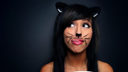 Девушка с ушками