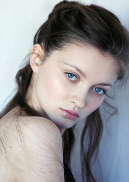 Девушка с синими глазами
