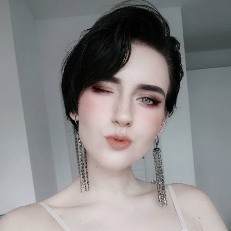 Бледная девушка