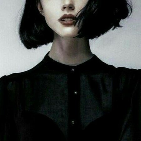 Девушка с чёрными волосами каре