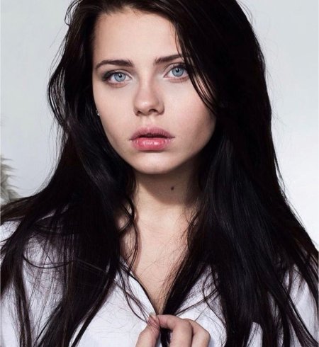 Модели с темными волосами