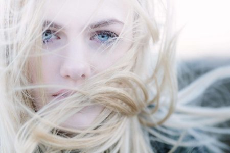 Блондинка с голубыми глазами