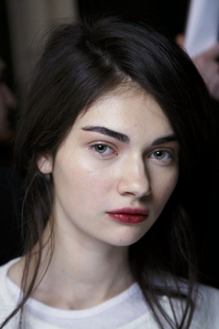 Девушка с бледной кожей