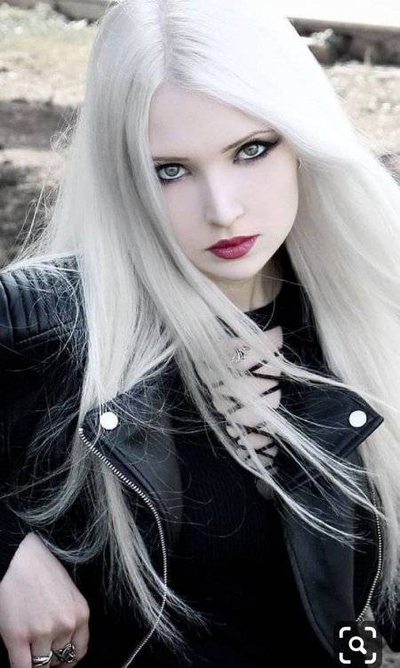 Блондинка с бледной кожей