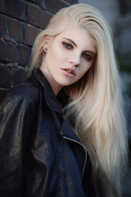 Блондинка с бледной кожей