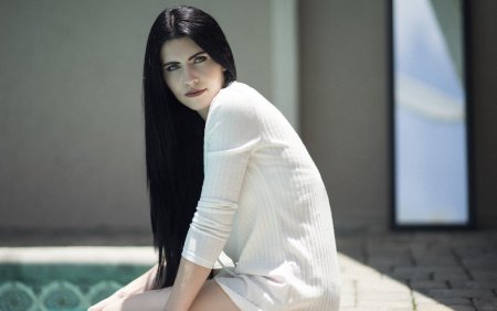 Брюнетка с бледной кожей