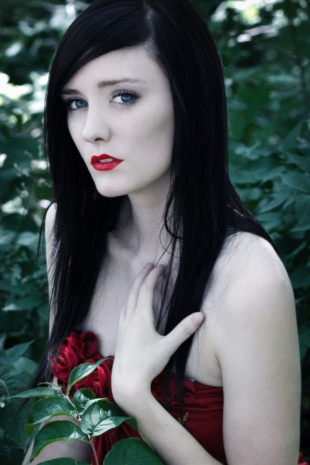 Брюнетка с белой кожей