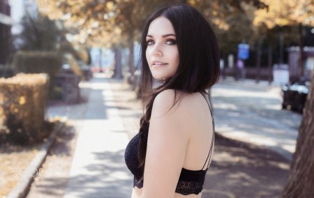 Девушка с черными волосами