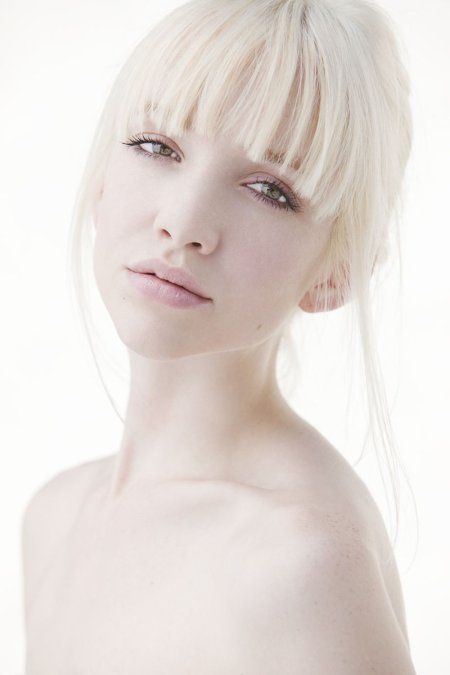 Девушка с бледной кожей