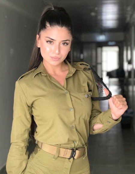 Галь Гадот в военной форме