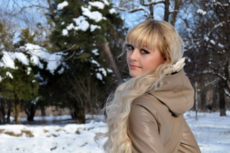 Блондинка с челкой