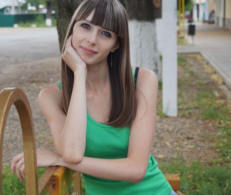 Красивая девушка знакомится