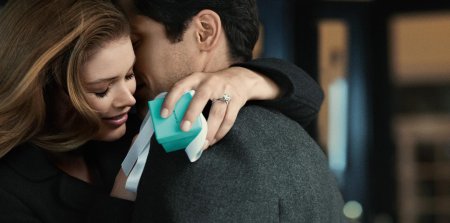 Мужчина дарит кольцо женщине