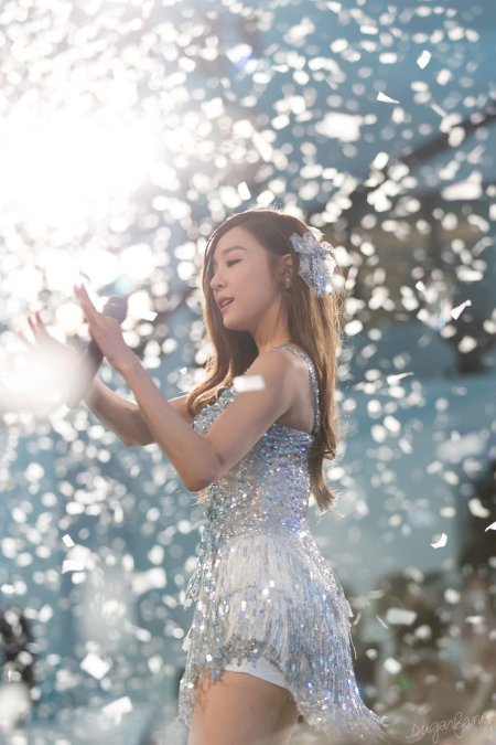 Девушка the Tiffany Flowers сливы