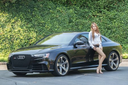 Девушка на Ауди а7