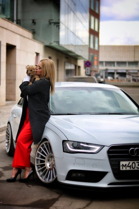 Девушка с Ауди а4 б8