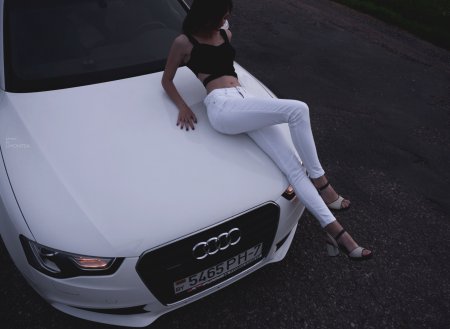 Белая машина и девушка