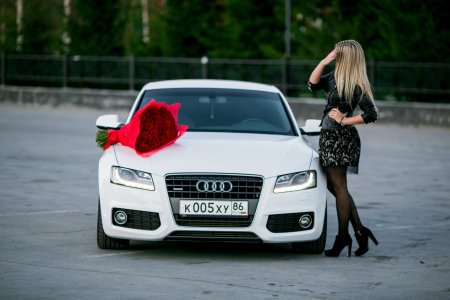 Ауди а8 с девушкой