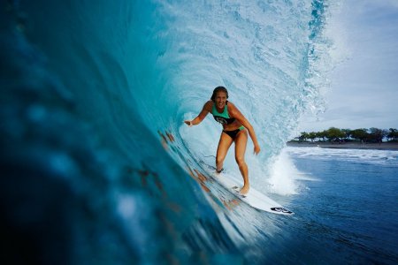 Девушка на волне серфинг