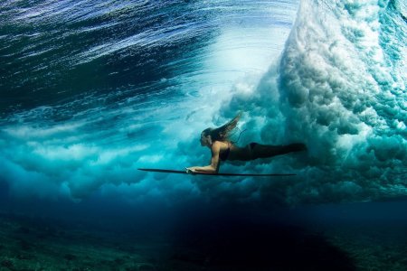 Девушка на волне