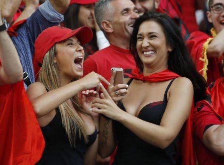 Албанские болельщицы на евро