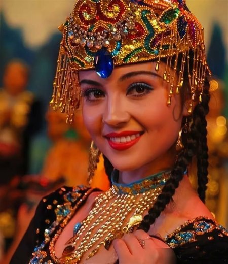 Уйгурка. Mahire Emet (танцовщица)