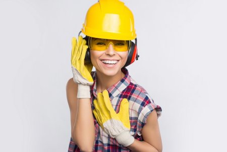 Девушка в каске строителя