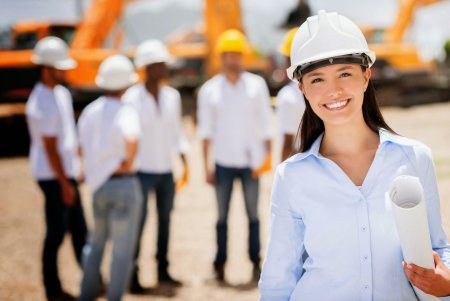 Девушка в каске строителя